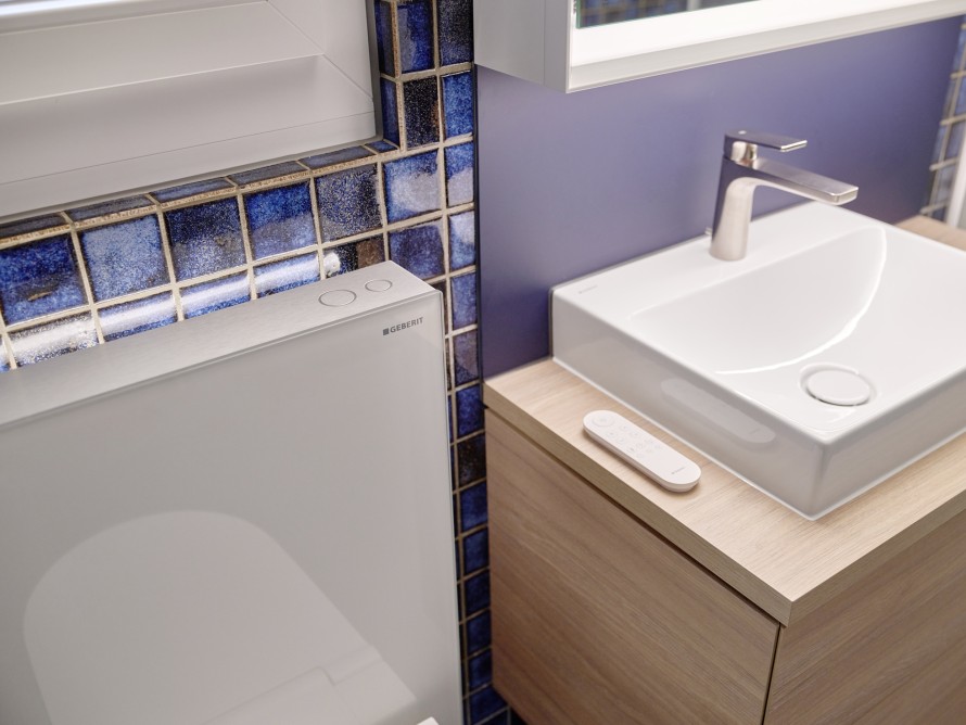 Verzia Monolith Plus ponúka ďalšie funkcie, ako napríklad LED osvetlenie a odsávanie zápachu (© Ben Huggler) Verzia Monolith Plus ponúka ďalšie funkcie, ako napríklad LED osvetlenie a odsávanie zápachu (© Ben Huggler)