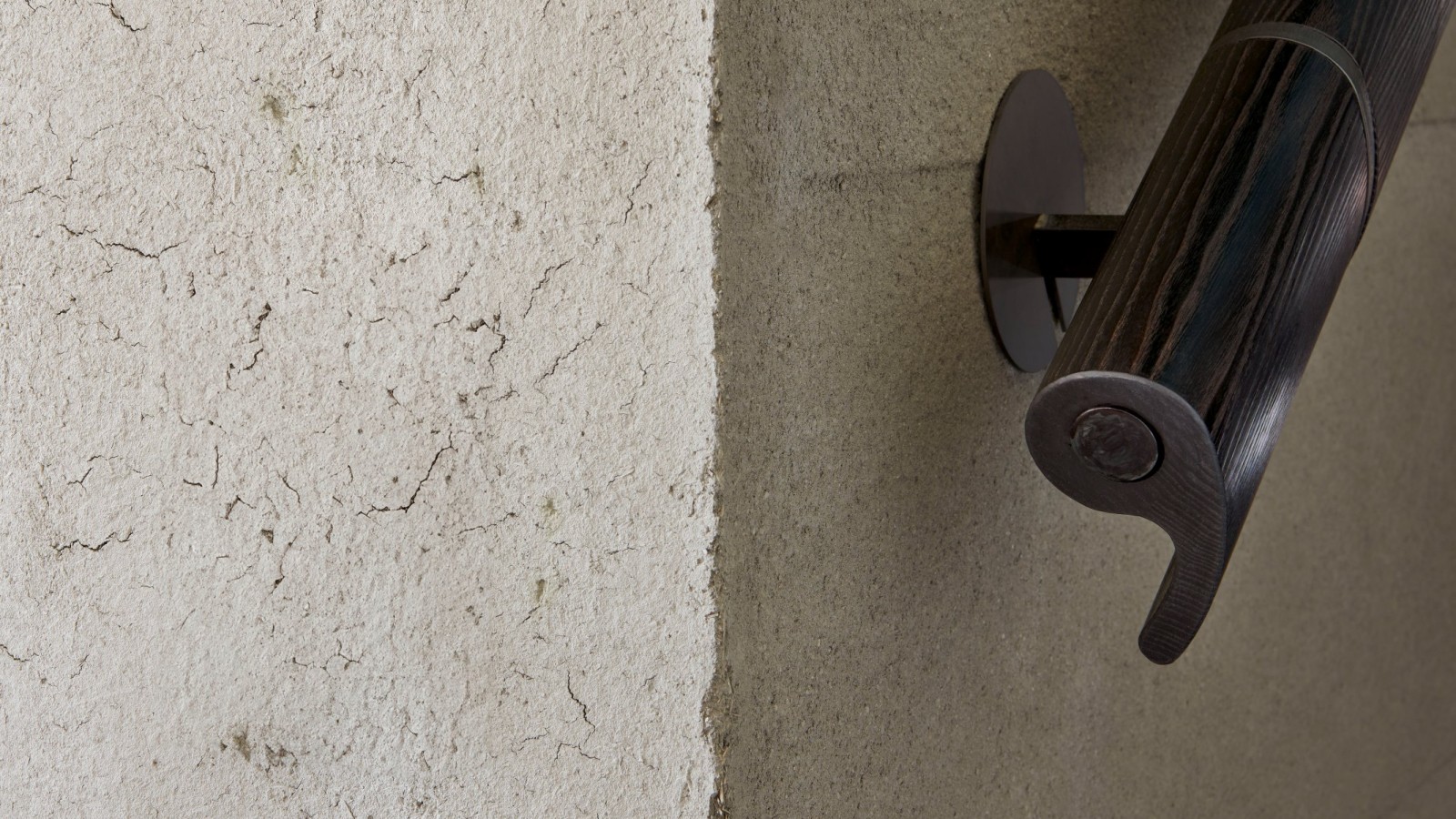 Povrchy ako pálené drevo alebo hlinené steny umocňujú hmatový zážitok. (© David Willen Studio) Povrchy ako pálené drevo alebo hlinené steny umocňujú hmatový zážitok. (© David Willen Studio)