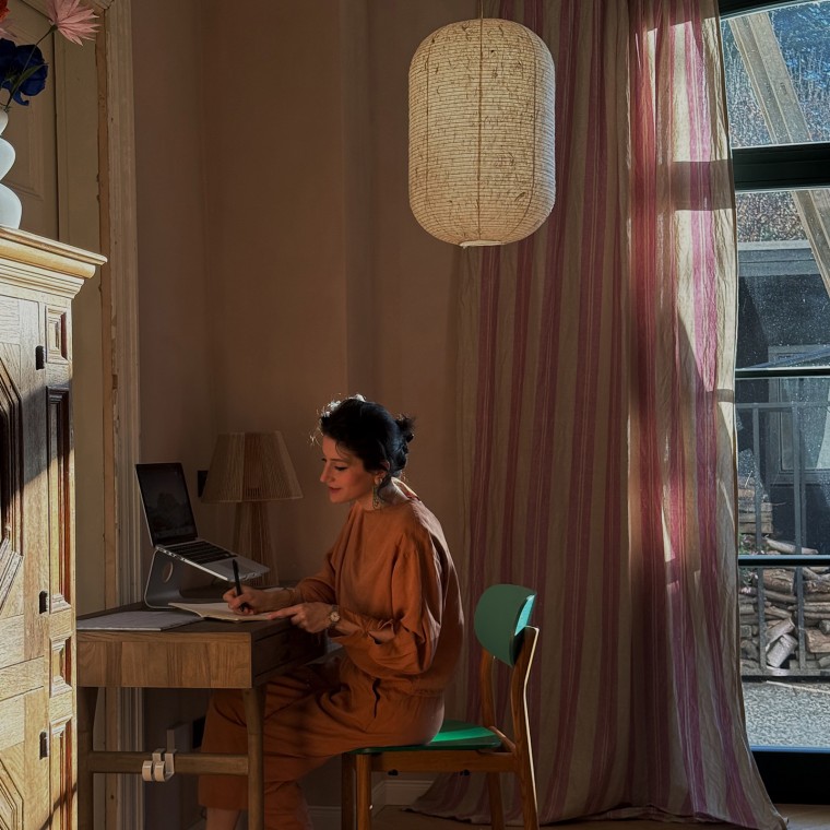 Büşra Qadir nazýva svoj štýl interiéru „fusion living“, ktorý kombinuje kultúry, štýly a farby (© Büşra Qadir) Büşra Qadir nazýva svoj štýl interiéru „fusion living“, ktorý kombinuje kultúry, štýly a farby (© Büşra Qadir)