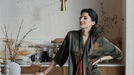 Interiérová expertka a dizajnérka Büşra Qadir (© Büşra Qadir)