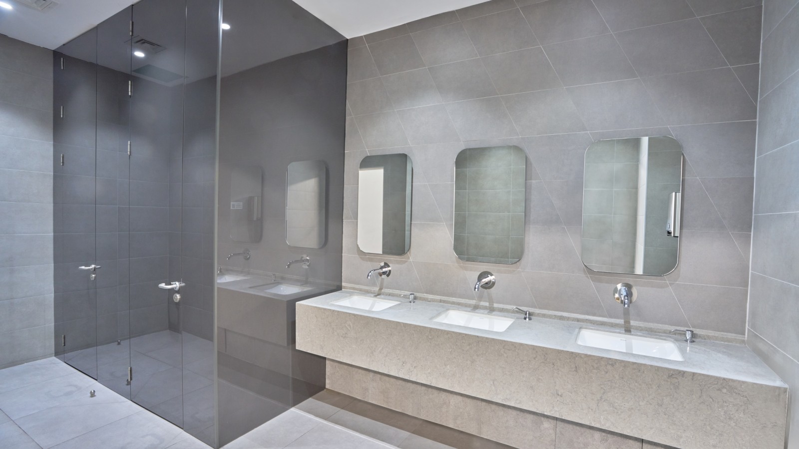 Jednoduché a elegantné: Umyvadlo Geberit VariForm a batérie Piave. © Oğuzhan Kasar Jednoduché a elegantné: Umyvadlo Geberit VariForm a batérie Piave. © Oğuzhan Kasar