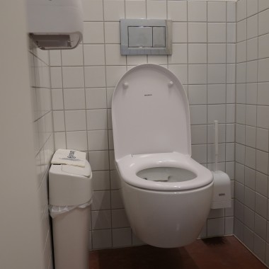 Vo verejných toaletách je nainštalovaných mnoho produktov Geberit (© Geberit) Vo verejných toaletách je nainštalovaných mnoho produktov Geberit (© Geberit)