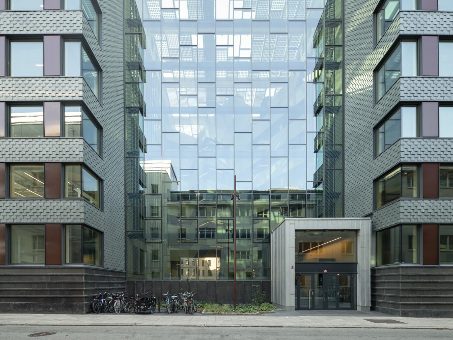 Tri predtým oddelené časti budovy boli spojené spoločným vnútorným nádvorím, čím vznikol nový celok (© baraBild)