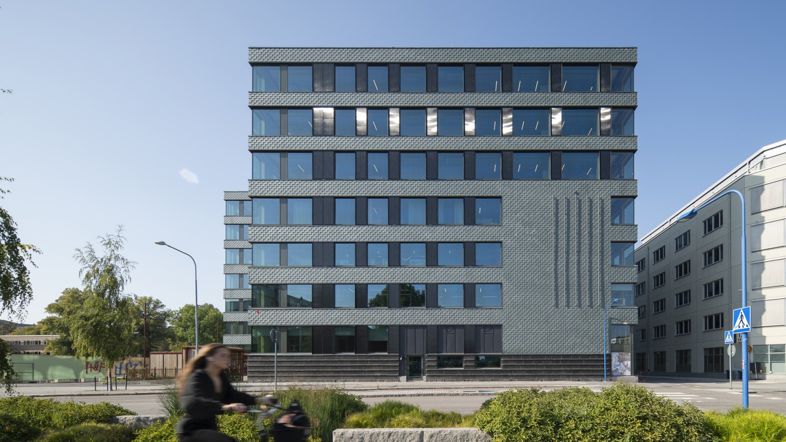 Fasáda z bridlice a integrované solárne panely zabezpečujú energetickú účinnosť (© baraBild)