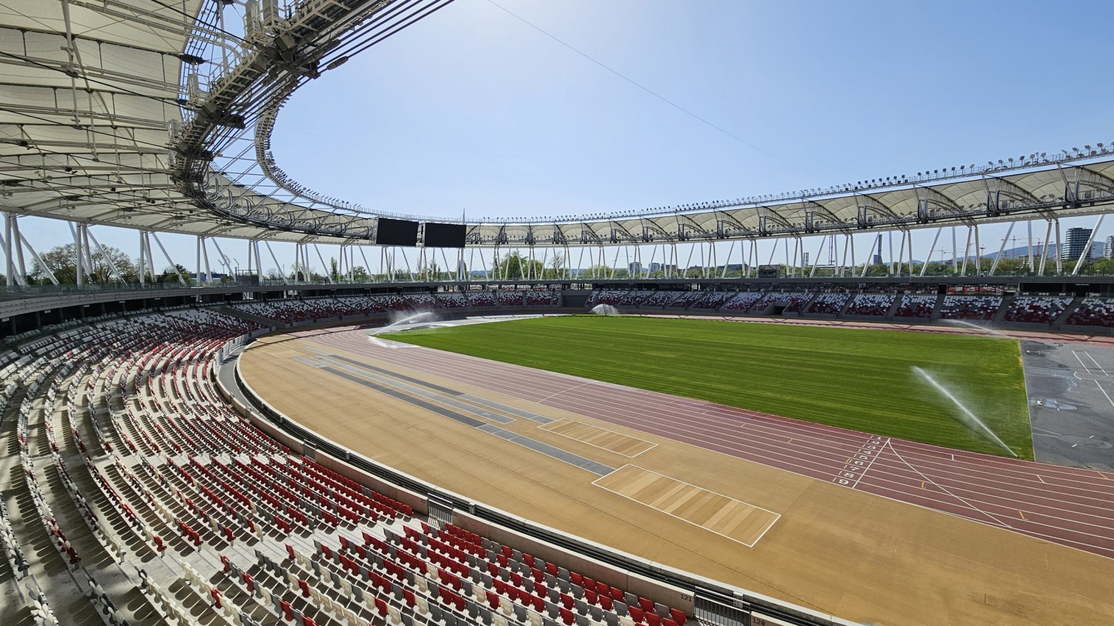 Hlavné námestie je určené pre veľké podujatia, ale v jeho strede sa nachádza široký pruh určený na verejné použitie (© Geberit)