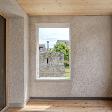 Steny balkónov a povrch fasády sú vyrobené z vápennej omietky. © Openly / Jens Ellensohn Steny balkónov a povrch fasády sú vyrobené z vápennej omietky. © Openly / Jens Ellensohn