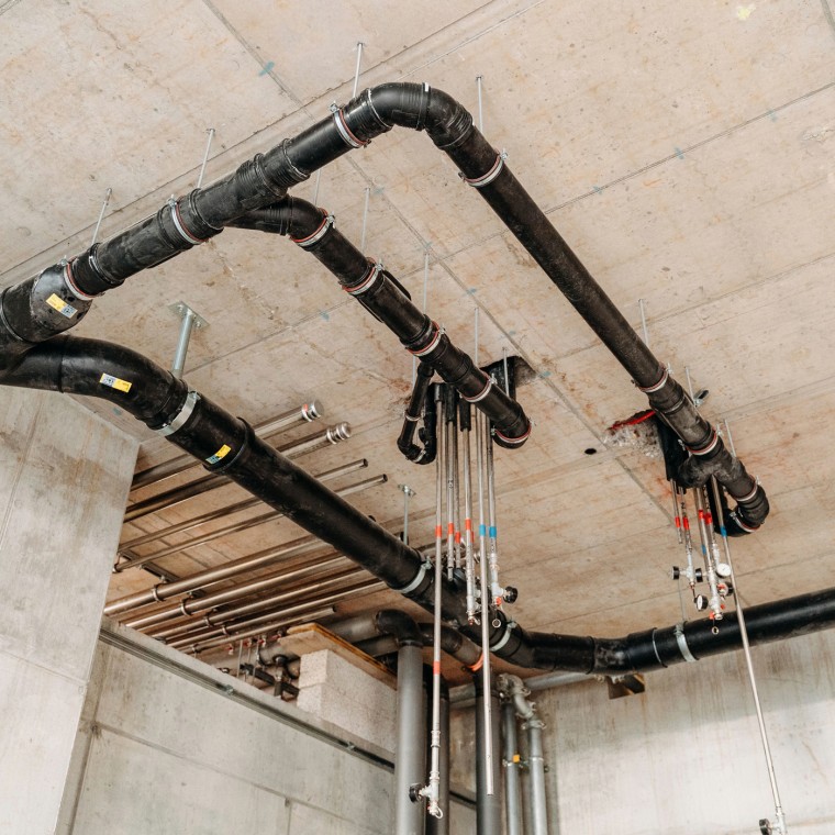 Výšková obytná budova DS 90: zberné potrubia vo vstupnej časti