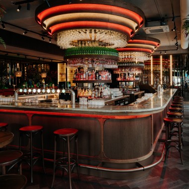 Na prízemí: legendárna kaviareň Heineken Hoek Grand Café má nový vzhľad. (© Nina Slagmolen) Na prízemí: legendárna kaviareň Heineken Hoek Grand Café má nový vzhľad. (© Nina Slagmolen)