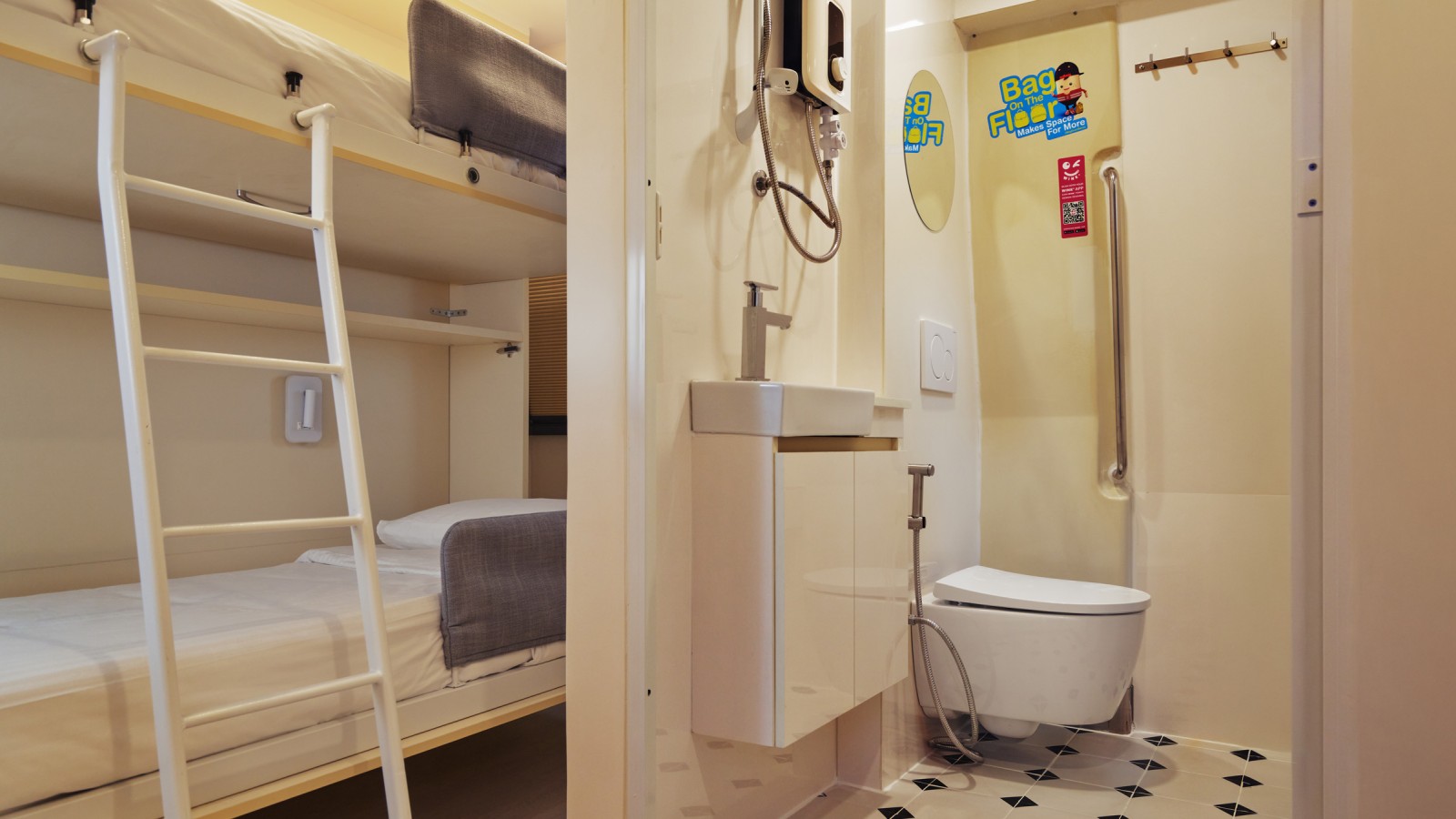 Praktické: postele vyrobené na mieru sa dajú ľahko zložiť, keď sa nepoužívajú (© Watson Lau)