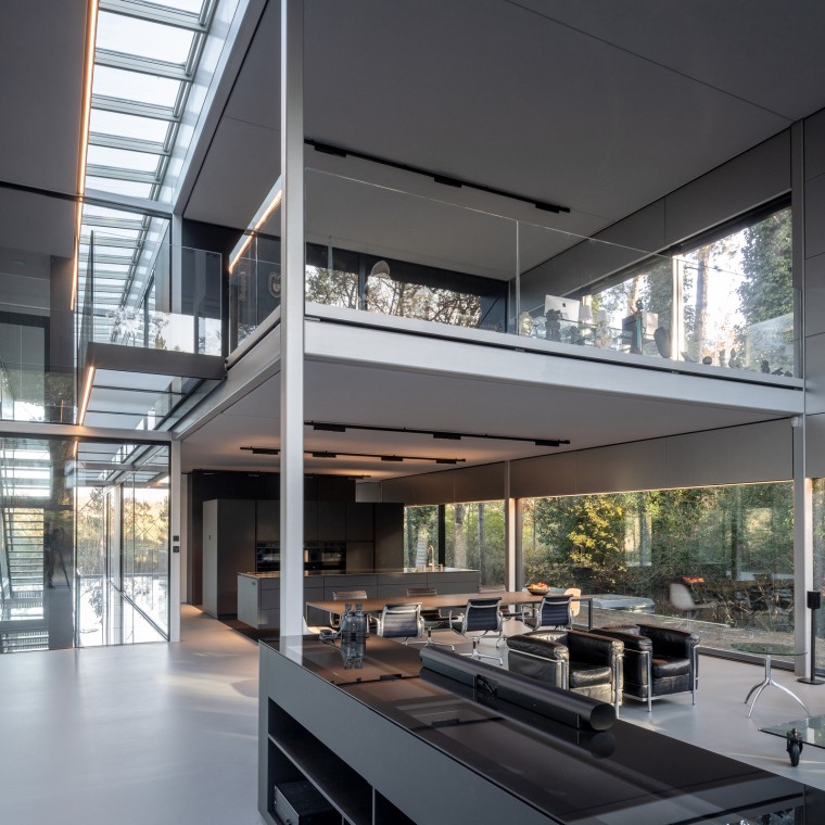 Budova je takmer úplne demontovateľná a opätovne využiteľná. (© Lucas van der Wee)