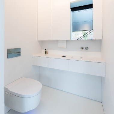 Minimalistický dizajn interiéru, maximálny komfort – so sprchovacím WC Geberit AquaClean Mera Comfort. Minimalistický dizajn interiéru, maximálny komfort – so sprchovacím WC Geberit AquaClean Mera Comfort.
