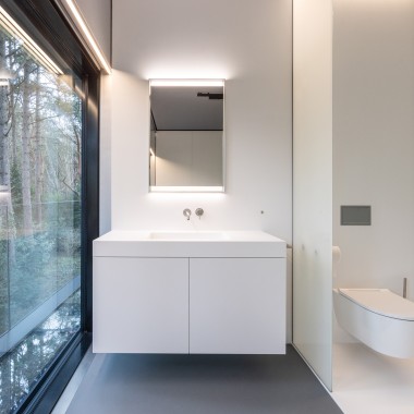 Minimalistické, ale vysoko funkčné: zrkadlové skrinky Geberit s ComfortLight. (© Lucas van der Wee) Minimalistické, ale vysoko funkčné: zrkadlové skrinky Geberit s ComfortLight. (© Lucas van der Wee)