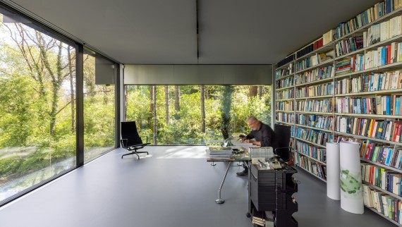 Kde sa spája interiér s exteriérom: Jan Pesman vo svojej kancelárii (© Lucas van der Wee) Kde sa spája interiér s exteriérom: Jan Pesman vo svojej kancelárii (© Lucas van der Wee)