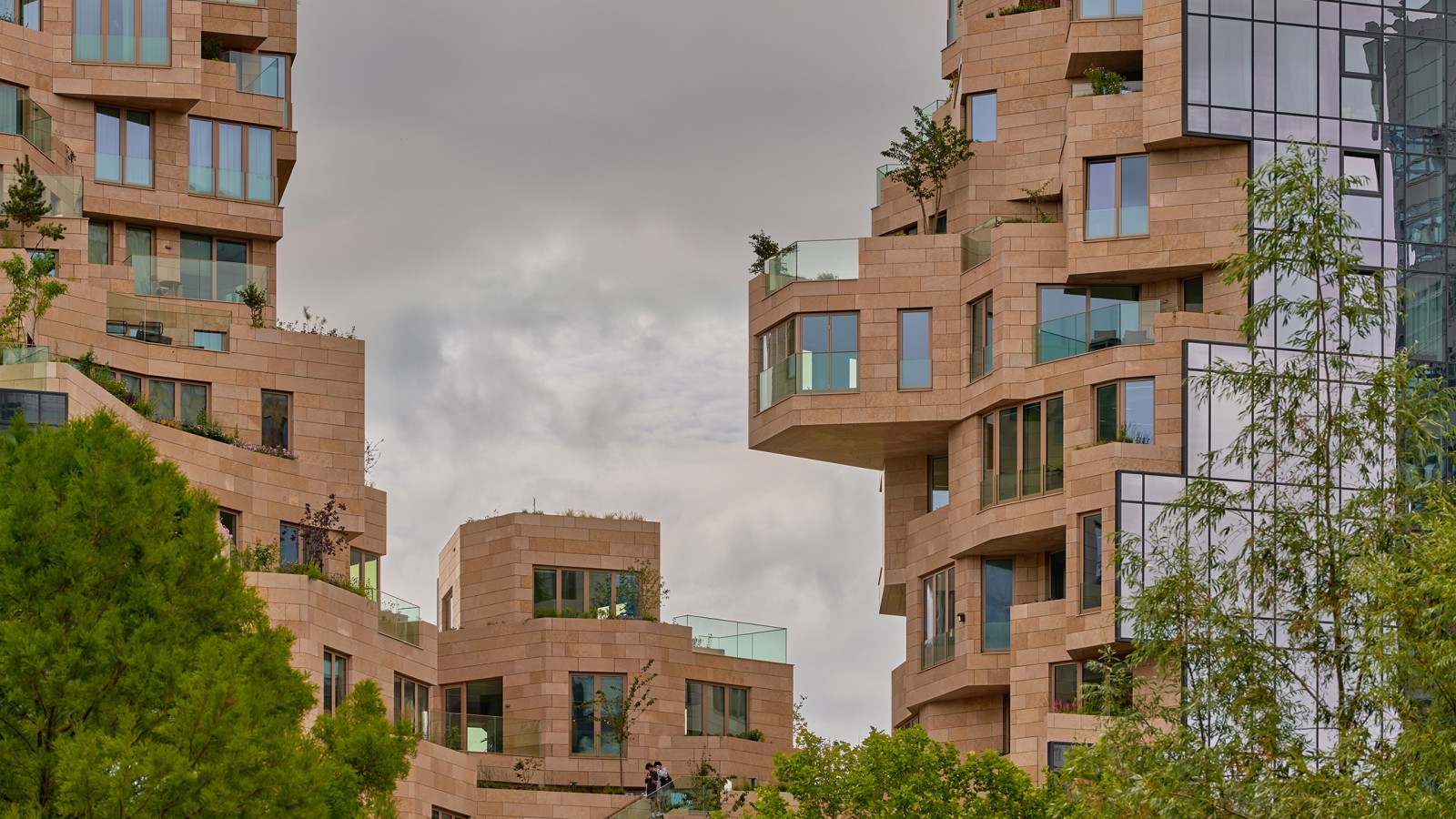 Teraz ešte holá fasáda sa čoskoro zazelená: Rastie tu 155 druhov rastlín (© Marcel Steinbach) Teraz ešte holá fasáda sa čoskoro zazelená: Rastie tu 155 druhov rastlín (© Marcel Steinbach)