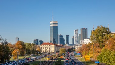 Námestie Varso s 300 metrov vysokou budovou bdie nad celou Varšavou. (© Aaron Hargreaves/Foster + Partners)