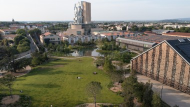 Kultúrne centrum LUMA v Arles: v popredí štúdiový park a veľká sála, vzadu 56 metrov vysoká veža od Franka Gehryho (© Rémi Bénali, Arles)