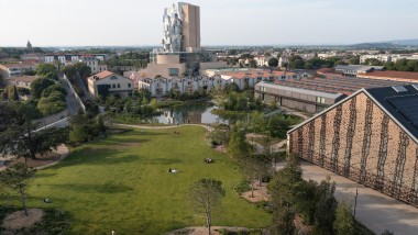 Kultúrne centrum LUMA v Arles: v popredí štúdiový park a veľká sála, vzadu 56 metrov vysoká veža od Franka Gehryho (© Rémi Bénali, Arles) Kultúrne centrum LUMA v Arles: v popredí štúdiový park a veľká sála, vzadu 56 metrov vysoká veža od Franka Gehryho (© Rémi Bénali, Arles)