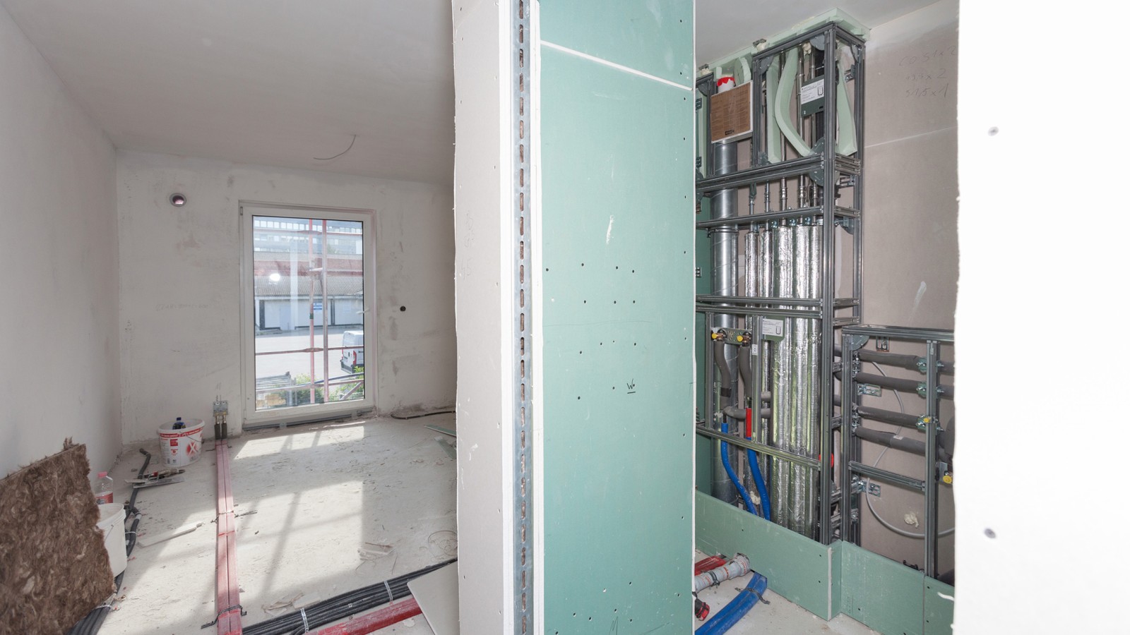 Priemyslovo prefabrikované predstenové inštalácie Geberit GIS pre kompletný zásobovací a kanalizačný systém skrátili dobu výstavby o tri mesiace. (© Geberit)