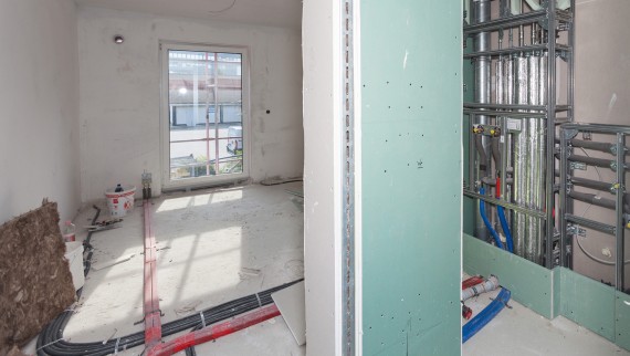 Priemyslovo prefabrikované predstenové inštalácie Geberit GIS pre kompletný zásobovací a kanalizačný systém skrátili dobu výstavby o tri mesiace. (© Geberit) Priemyslovo prefabrikované predstenové inštalácie Geberit GIS pre kompletný zásobovací a kanalizačný systém skrátili dobu výstavby o tri mesiace. (© Geberit)