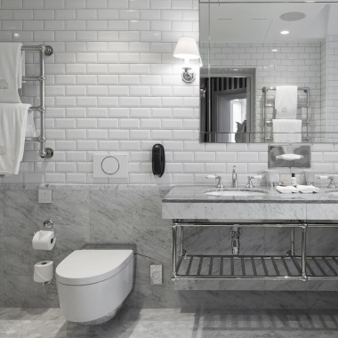 Kúpeľňa so sprchovacím WC Geberit AquaClean Mera (© Andy Liffner) Kúpeľňa so sprchovacím WC Geberit AquaClean Mera (© Andy Liffner)