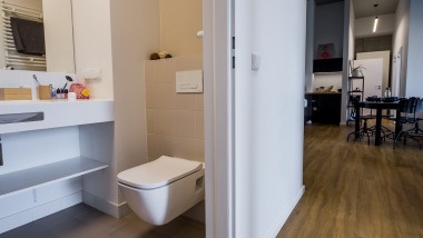 Design, ktorý opticky zväčšuje priestor: Malá kúpeľňa v študentskom internáte LivinnX. (© Jaroslaw Kakal/Geberit)