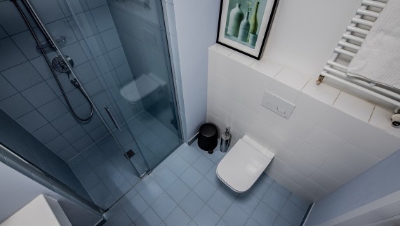 Aj tie najmenšie kúpeľne môžu zrkadliť individuálny vkus. (© Jaroslaw Kakal/Geberit)