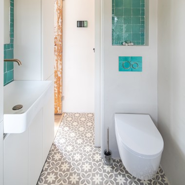 Všetko pre malú kúpeľňu: WC, splachovacie tlačidlo a umývadlo na dosku sú od Geberitu.(© Chiela van Meerwijk)