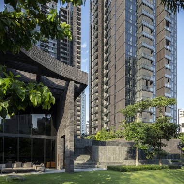 Dve obytné veže komplexu Martin Modern s 30 poschodiami sa týčia v panoráme Singapuru. (© Darren Soh) Dve obytné veže komplexu Martin Modern s 30 poschodiami sa týčia v panoráme Singapuru. (© Darren Soh)