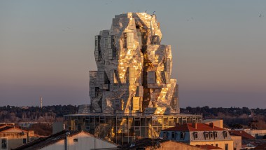 Hliníkové panely so špeciálnou povrchovou úpravou na fasáde veže odrážajú svetlo večerného slnka a vytvárajú takmer nadprirodzenú atmosféru (© Adrian Deweerdt, Arles)