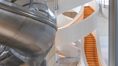 Vnútri veže sú poschodia prepojené impozantným dvojitým špirálovým schodiskom. Ak chcete, môžete cestou dole použiť šmykľavku (© Adrian Deweerdt, Arles)