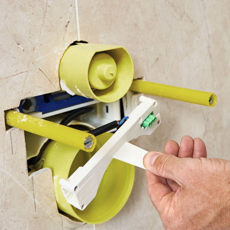 Alternatívne: Inštalácia deliacej steny s pripojovacou svorkou do inštalačnej krabice Power & Connect Box kvalifikovaným elektrikárom.