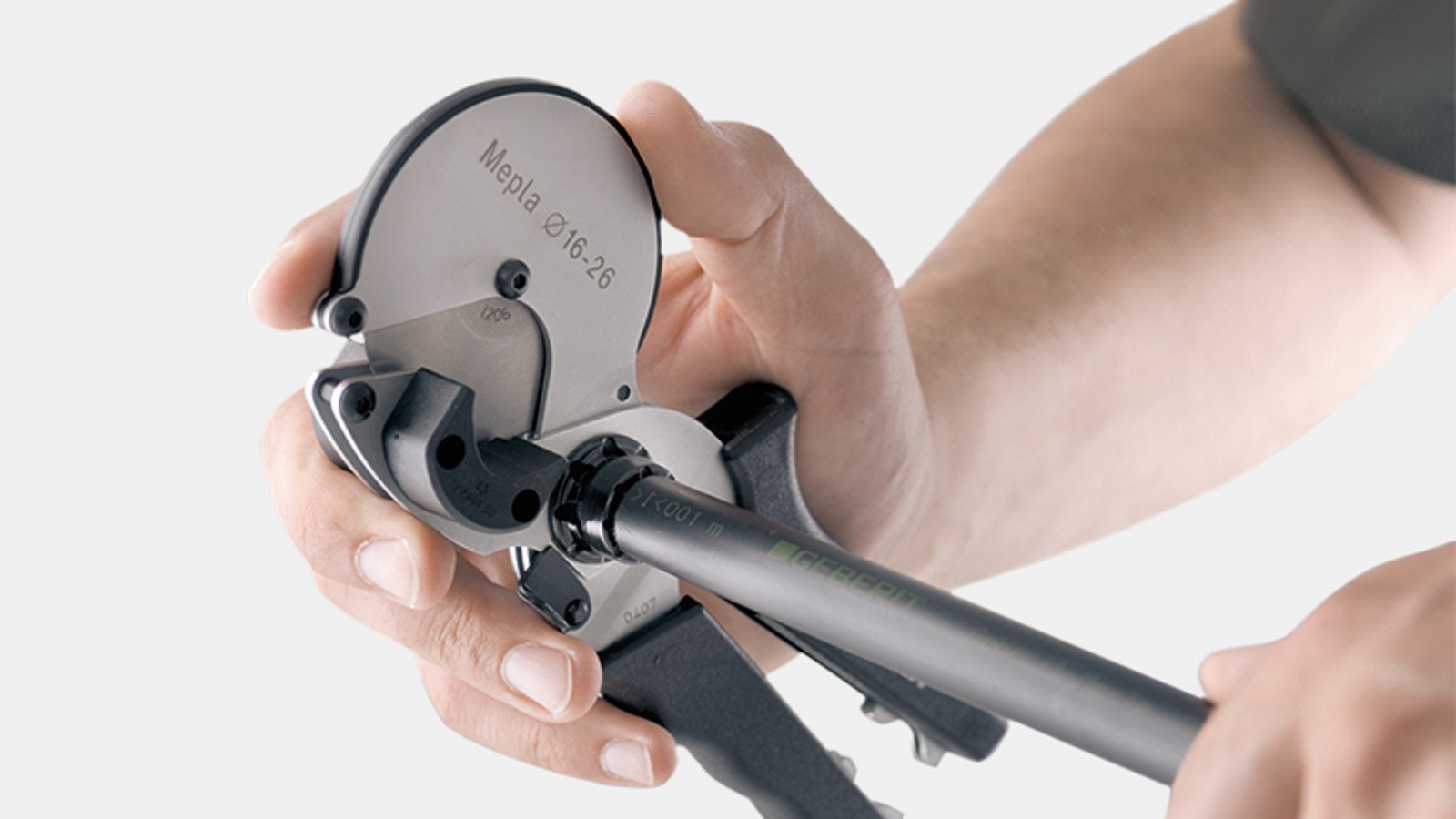 Rezanie a odhraňovanie rúr pomocou jedného nástroja Rezanie a odhraňovanie rúr pomocou jedného nástroja