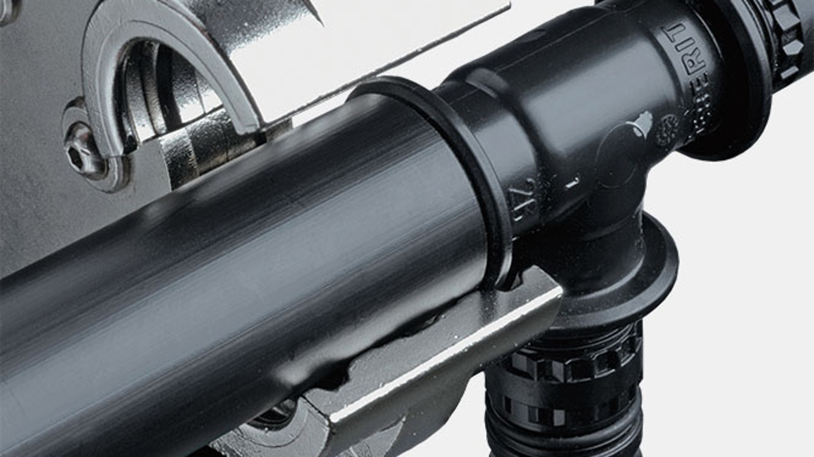 Vodiaca drážka na tvarovkách Geberit Mepla zabezpečí správne umiestnenie lisovacej čeľuste. Vodiaca drážka na tvarovkách Geberit Mepla zabezpečí správne umiestnenie lisovacej čeľuste.