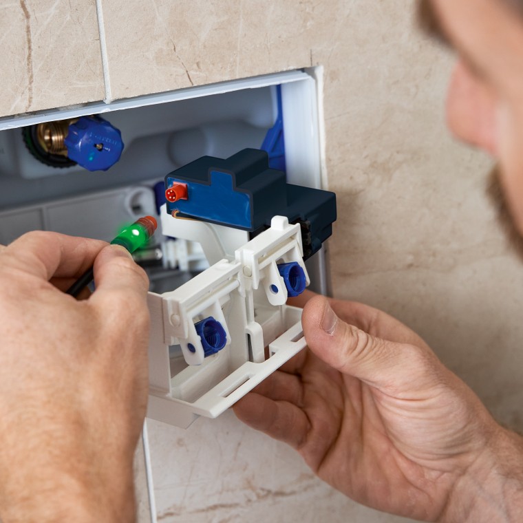 Zobrazenie napájania počas dodatočnej inštalácie jednotky hygienického preplachu HS05 inštalatérom.