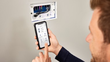 Setting up the Geberit HS30 hygiene flush unit in the concealed cistern via the Geberit Control app.