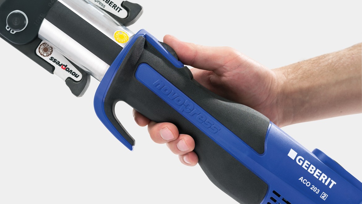 Ergonomická manipulácia s lisovacím nástrojom vďaka protišmykovej, kompaktnej rukoväti Ergonomická manipulácia s lisovacím nástrojom vďaka protišmykovej, kompaktnej rukoväti