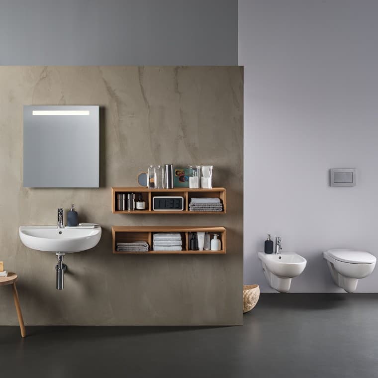 Kúpeľňa s toaletou a umývadlom Geberit Selnova s ovládacím tlačidlom Sigma21 Kúpeľňa s toaletou a umývadlom Geberit Selnova s ovládacím tlačidlom Sigma21