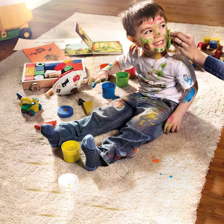 Dieťa pokryté farbou Dieťa pokryté farbou