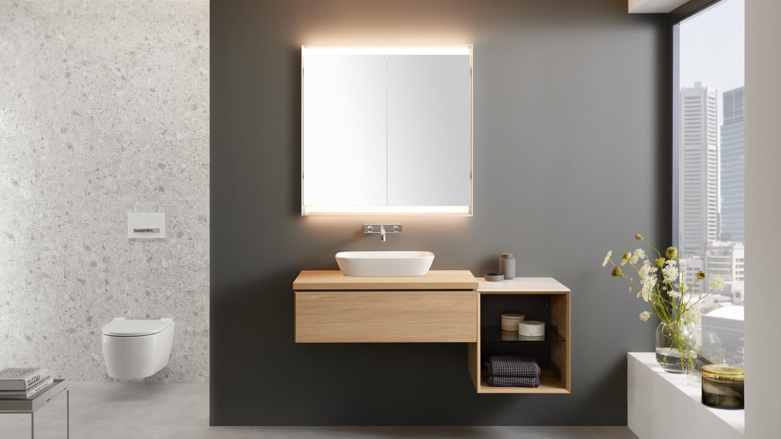Kúpeľňa Geberit ONE so zrkadlovou skrinkou (© Geberit) Kúpeľňa Geberit ONE so zrkadlovou skrinkou (© Geberit)