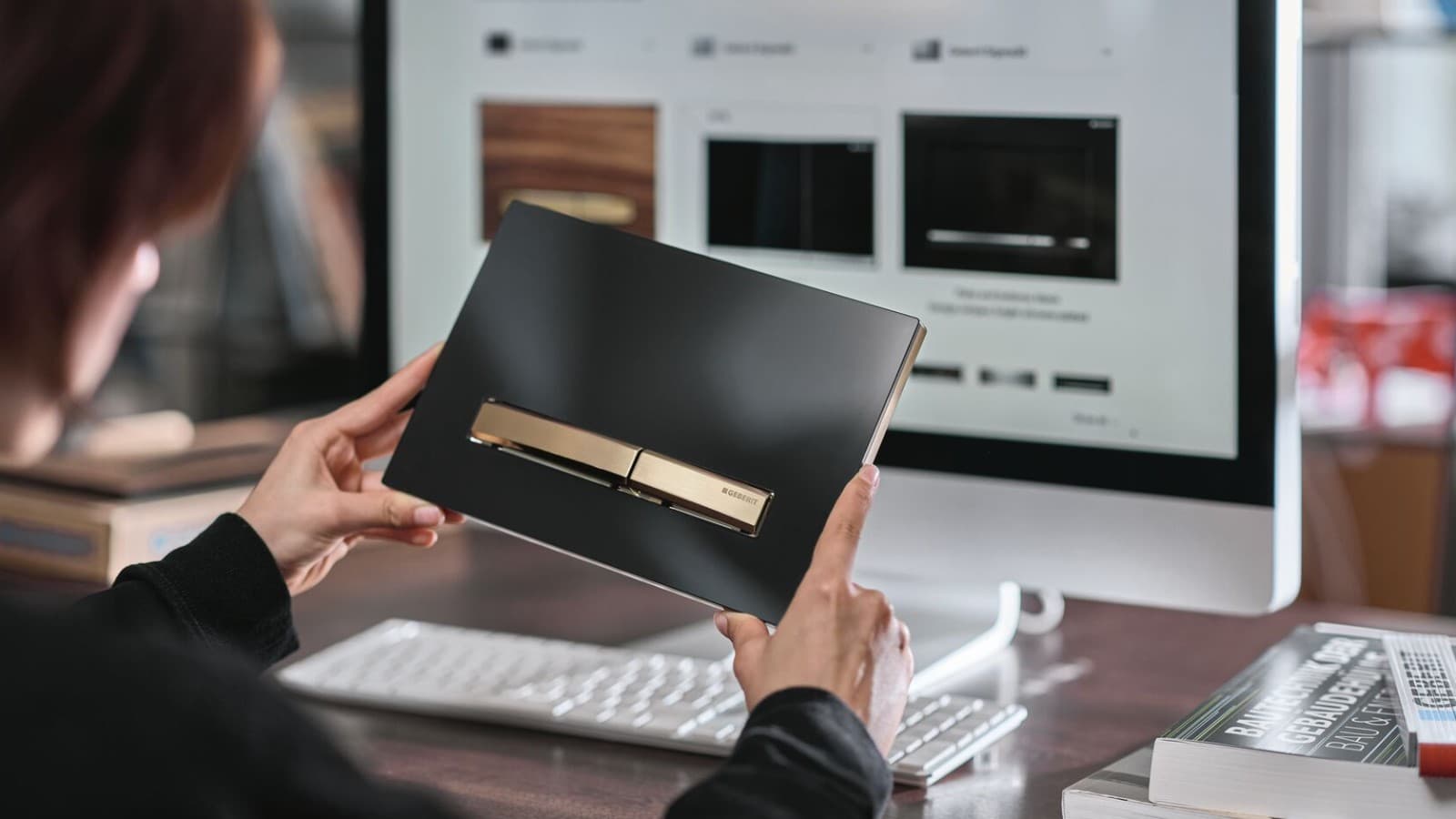 Žena s ovládacím tlačidlom Geberit Sigma50 s tlačidlom v ružovom zlate Žena s ovládacím tlačidlom Geberit Sigma50 s tlačidlom v ružovom zlate