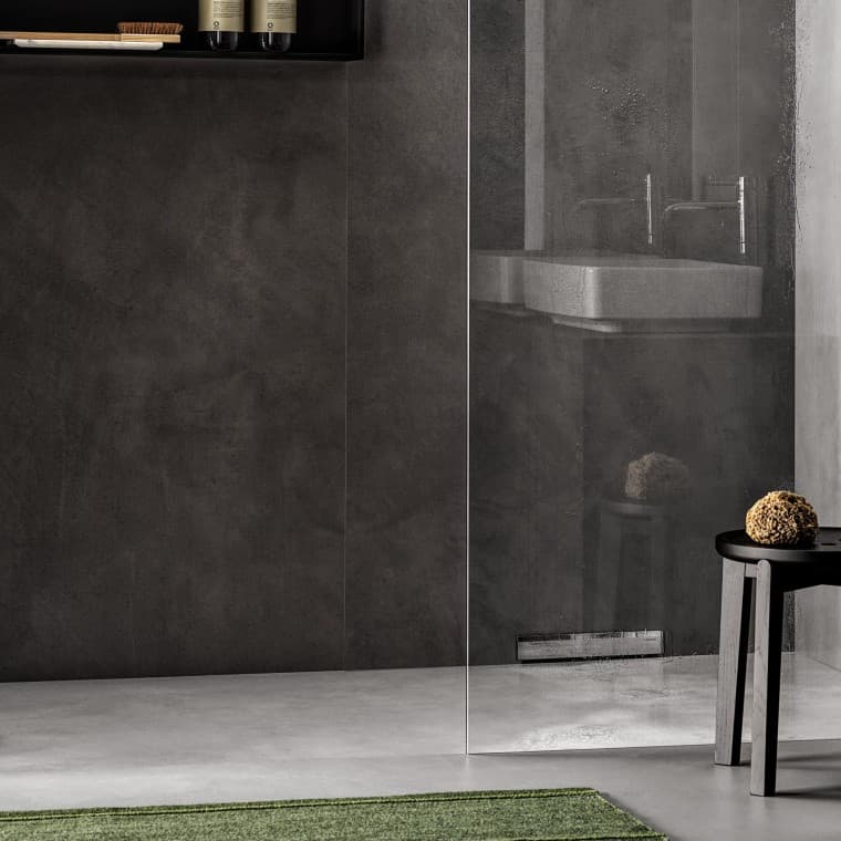 Sprcha v úrovni podlahy s odtokom v stene Sprcha v úrovni podlahy s odtokom v stene