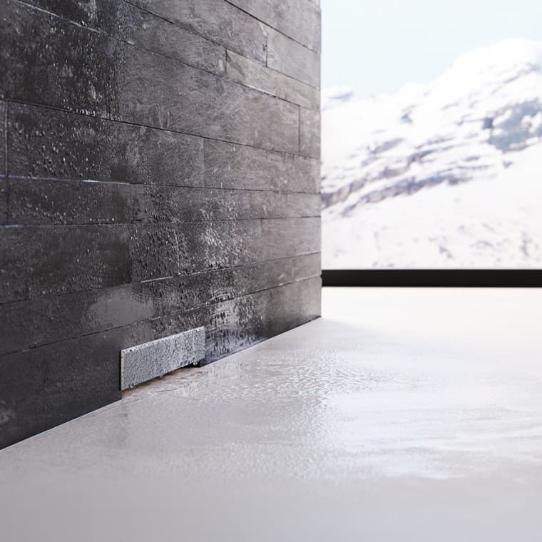 Stenový odtok Geberit v stene s čiernym obkladom Stenový odtok Geberit v stene s čiernym obkladom