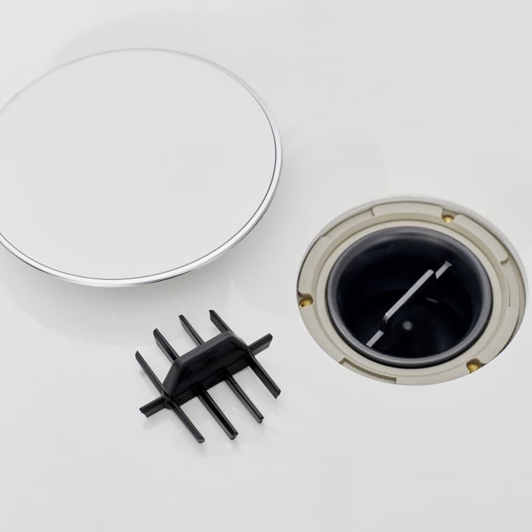 Hrebeňová vložka na zachytávanie vlasov je integrovaná aj v odtoku sprchovej vaničky Geberit Nemea. Hrebeňová vložka na zachytávanie vlasov je integrovaná aj v odtoku sprchovej vaničky Geberit Nemea.