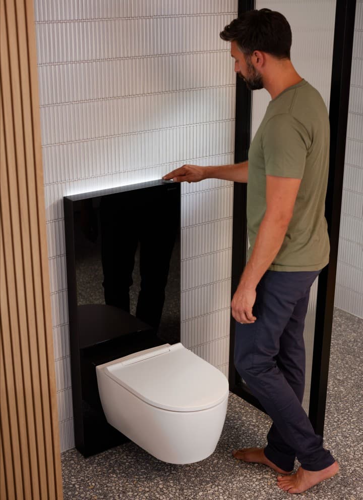 Muž pri Geberit Monolith Plus s osvetlením ComfortLight Muž pri Geberit Monolith Plus s osvetlením ComfortLight