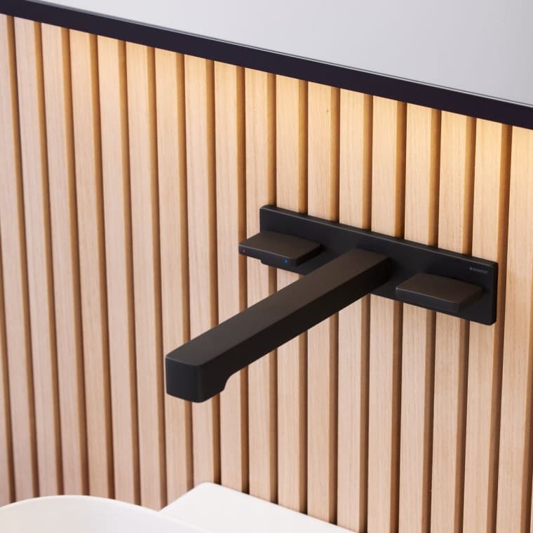 Hranatá nástenná batéria Geberit ONE v čiernej matnej farbe Hranatá nástenná batéria Geberit ONE v čiernej matnej farbe