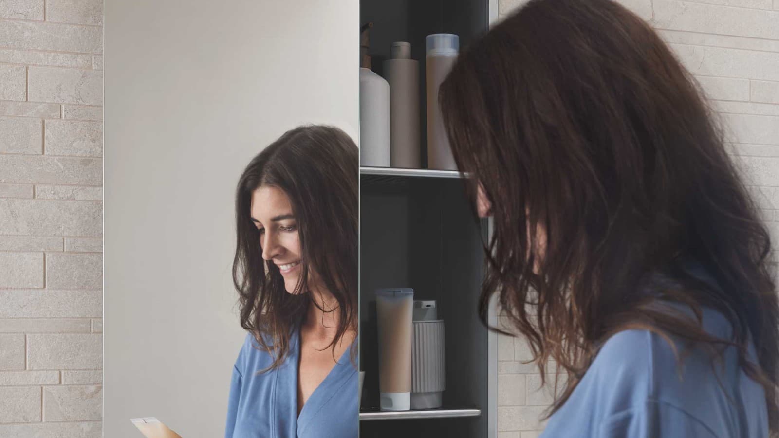 Nástenný úložný box z kúpeľňovej série Geberit Acanto vytvára viac úložného priestoru v kúpeľni. Nástenný úložný box z kúpeľňovej série Geberit Acanto vytvára viac úložného priestoru v kúpeľni.