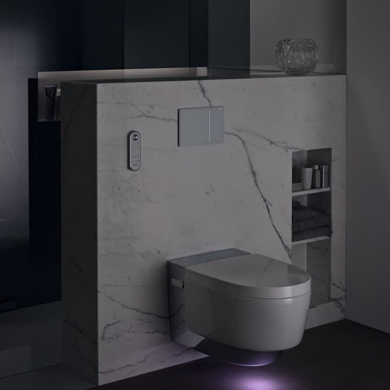Geberit AquaClean Mera Comfort v chróme s orientačným svetlom (© Geberit) Geberit AquaClean Mera Comfort v chróme s orientačným svetlom (© Geberit)