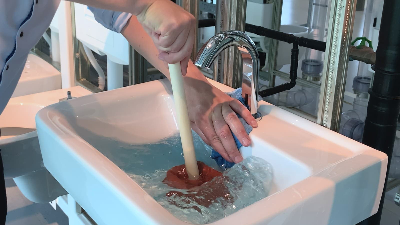 Zakryte prepadový otvor rukou a handrou Zakryte prepadový otvor rukou a handrou