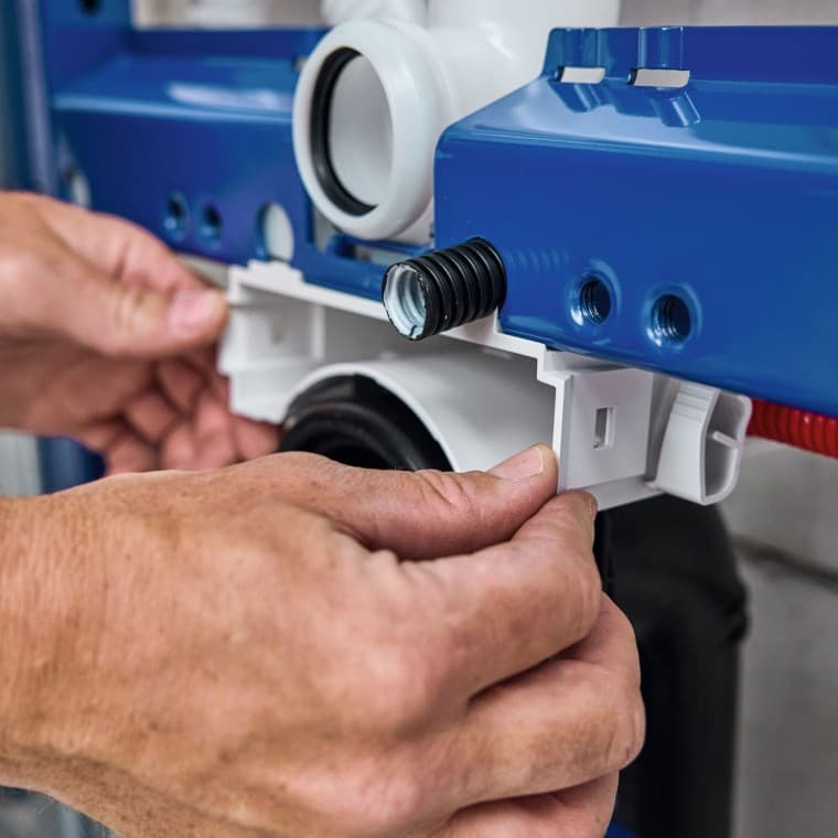 Inštalatér inštaluje montážny prvok pre WC a inštalačnú krabičku Geberit Power & Connect Box. Inštalatér inštaluje montážny prvok pre WC a inštalačnú krabičku Geberit Power & Connect Box.