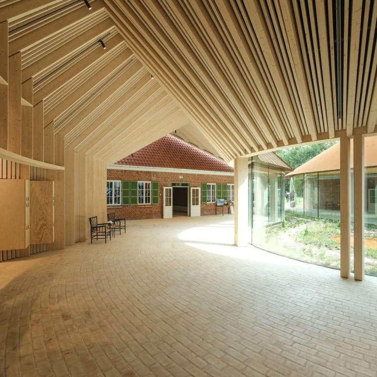 Podlahu múzea tvorí 80 000 žltých tehál ako napríklad tu, vo vnútri zaklenutého spojovacieho krídla (© R_Hjortshoj) Podlahu múzea tvorí 80 000 žltých tehál ako napríklad tu, vo vnútri zaklenutého spojovacieho krídla (© R_Hjortshoj)